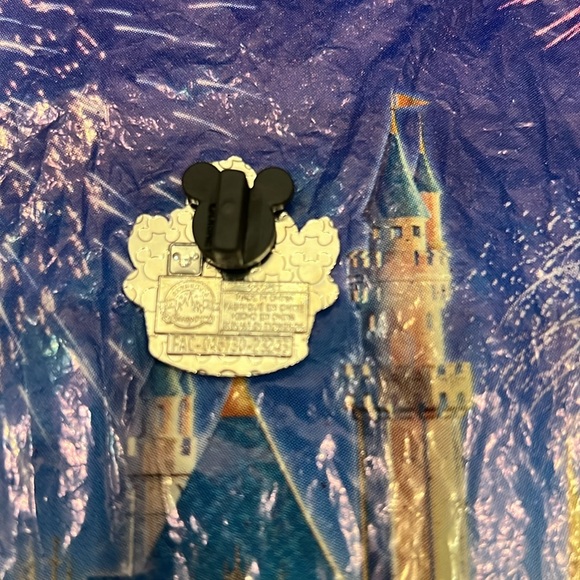 Disney Munchlings Pin Series 3 - Lumiere - Picture 2 of 2